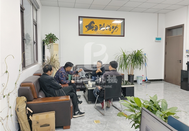客戶(hù)來(lái)訪我公司進(jìn)行鋸末炭化爐實(shí)地考察
