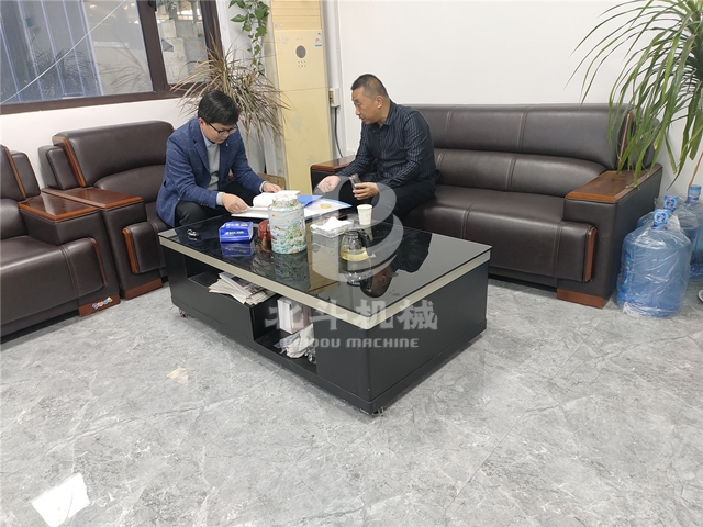 客戶對我公司全自動稻殼炭化爐的實(shí)地考察和產(chǎn)品評價(jià)